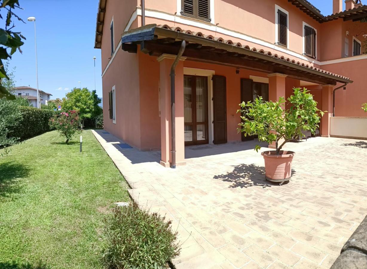 Casa Emilia - Appartamento Per Vacanze - Фолиньо Экстерьер фото